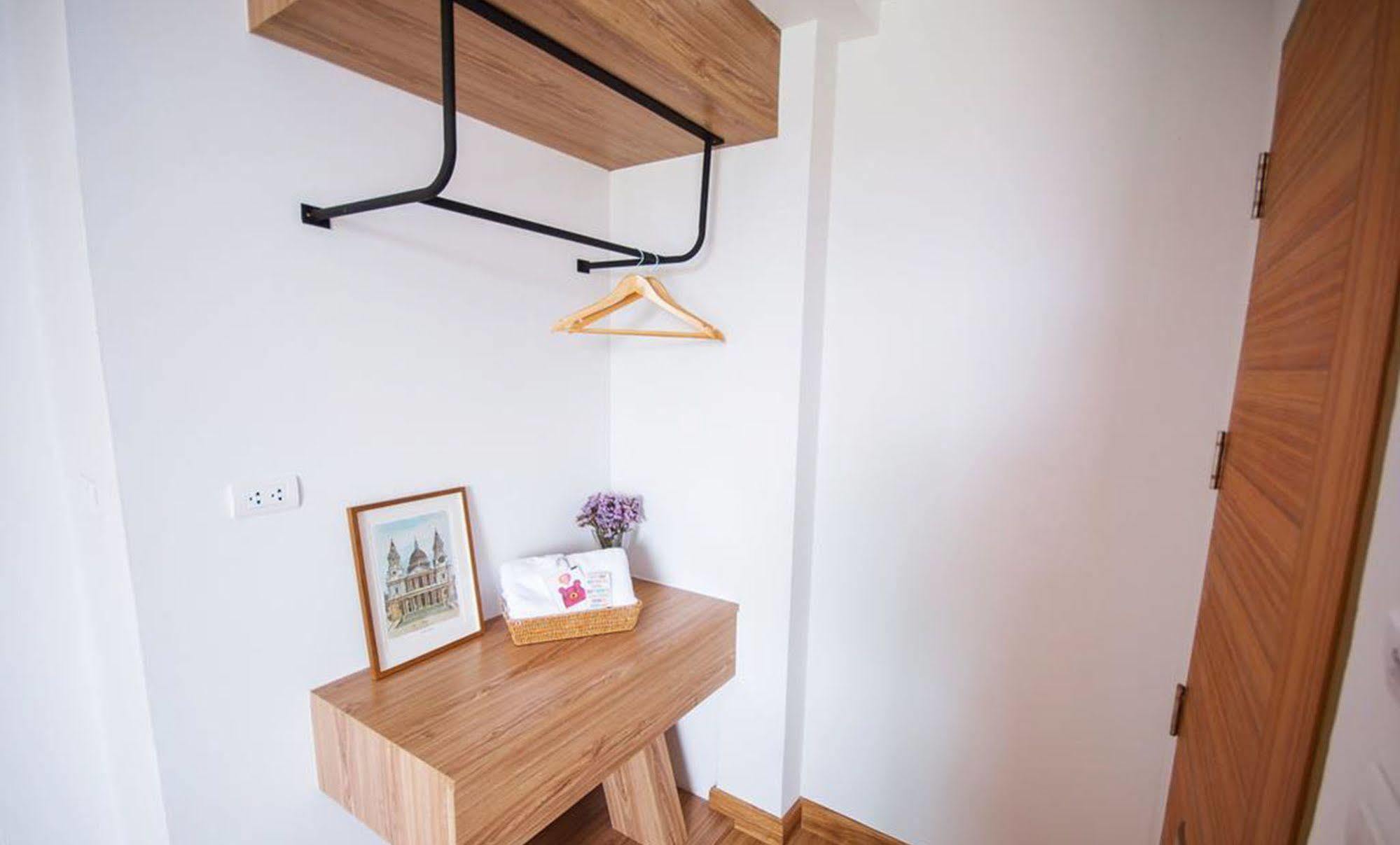 The Logbook Room And Cafe' Chonburi Extérieur photo