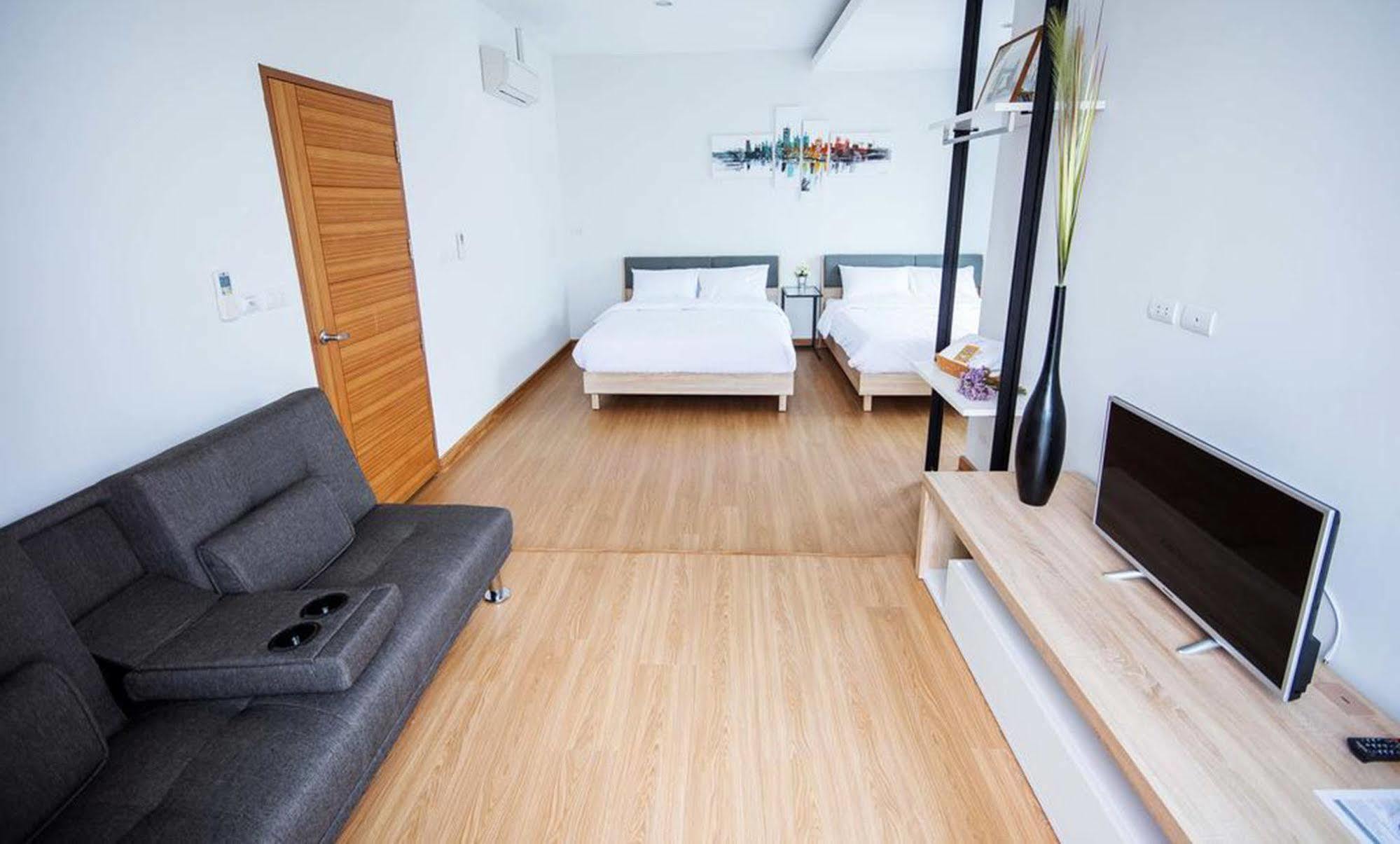 The Logbook Room And Cafe' Chonburi Extérieur photo