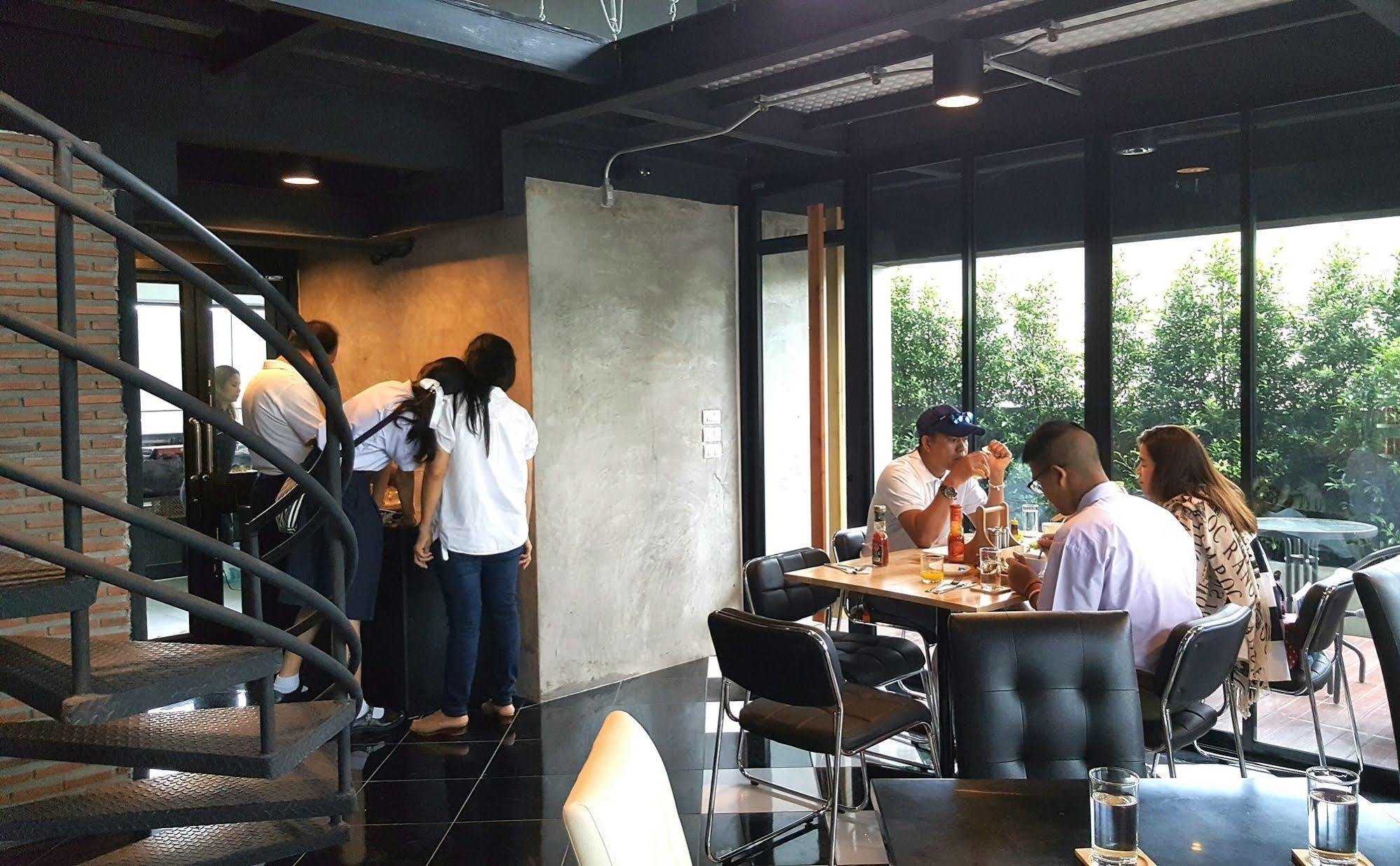 The Logbook Room And Cafe' Chonburi Extérieur photo