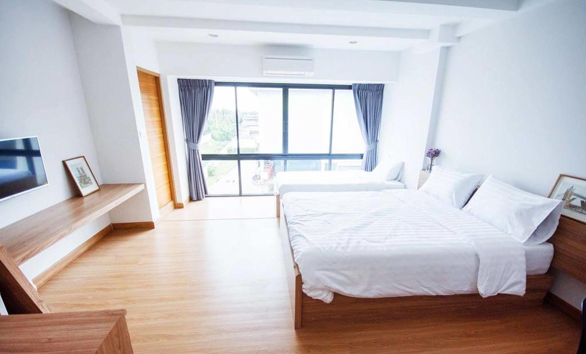The Logbook Room And Cafe' Chonburi Extérieur photo