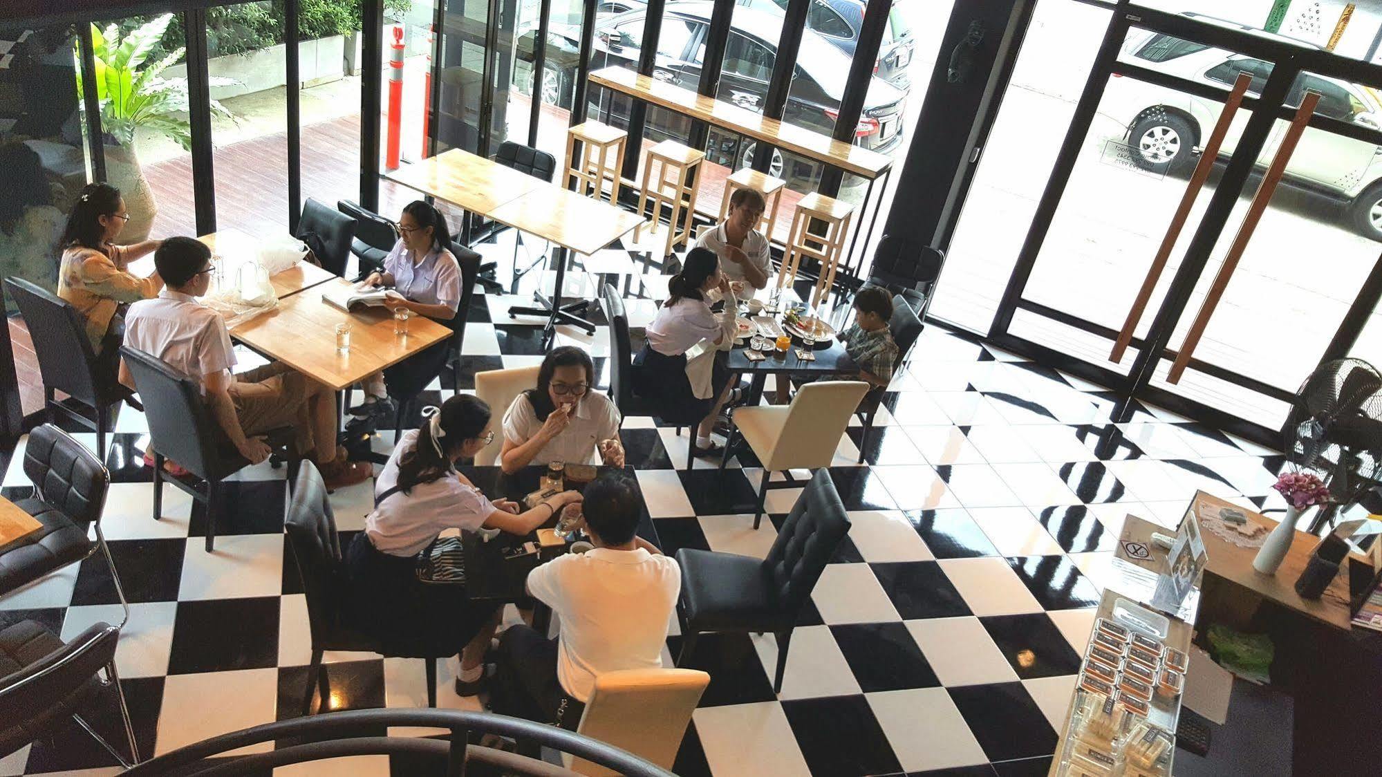 The Logbook Room And Cafe' Chonburi Extérieur photo